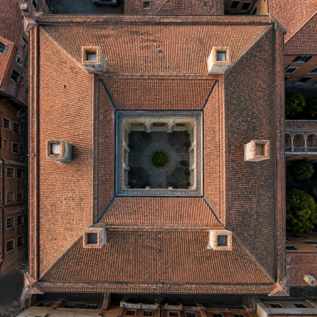 Scatto zenitale del tetto e della corte interna di un palazzo storico a Ferrara