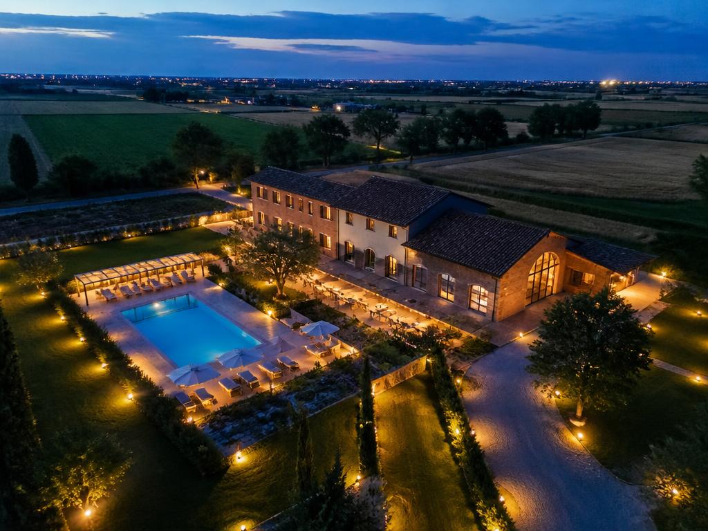 Foto aerea di un hotel con piscina illuminata nella provincia di Ferrara