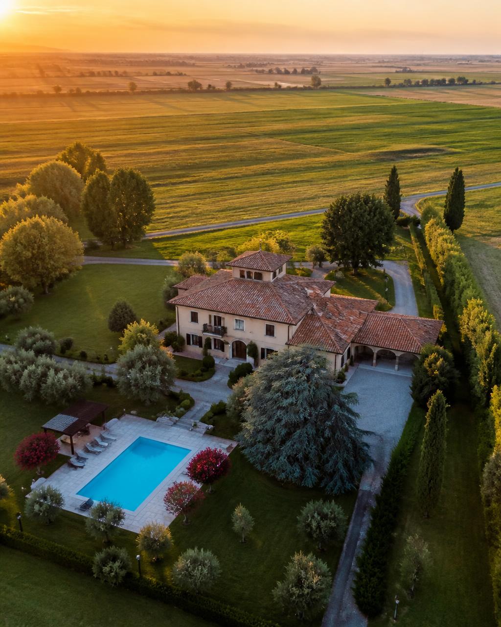 Foto aerea di una villa in vendita con piscina nella provincia di Ferrara