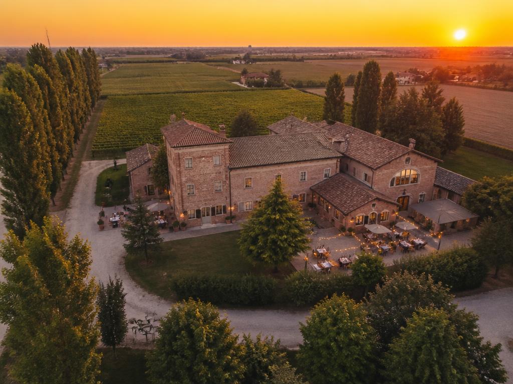 Foto aerea di un agriturismo storico con vigneti vicino a Ferrara